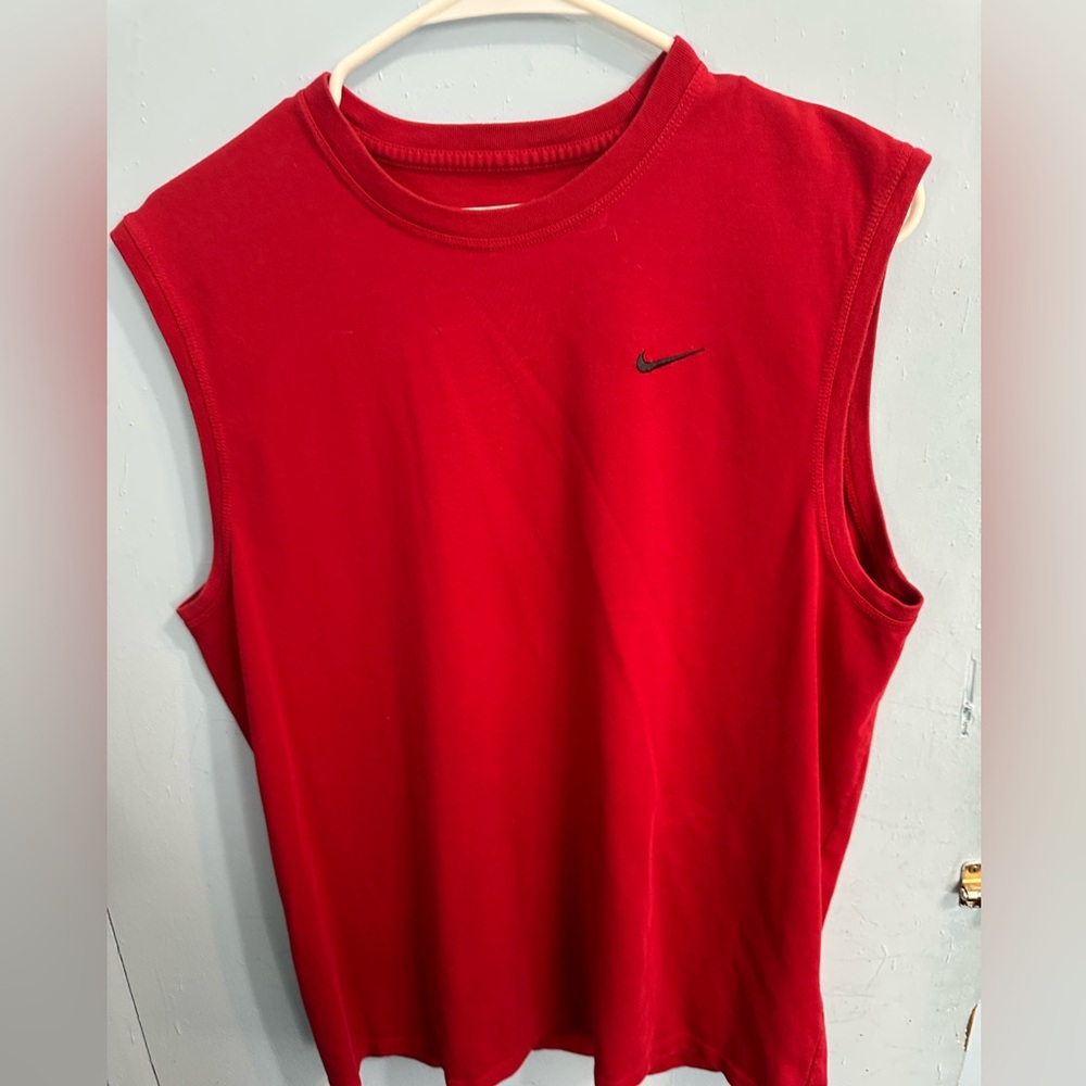 Men’s Nike sleeveless shirt.